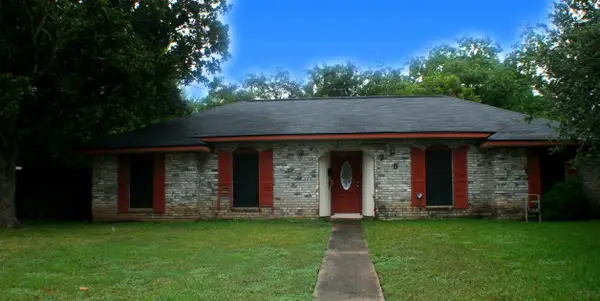 705 Sycamore Street S, Lake Jackson, TX 77566
