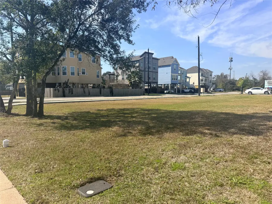 1329 N Meyer Avenue, Seabrook, TX 77586 - Image #2