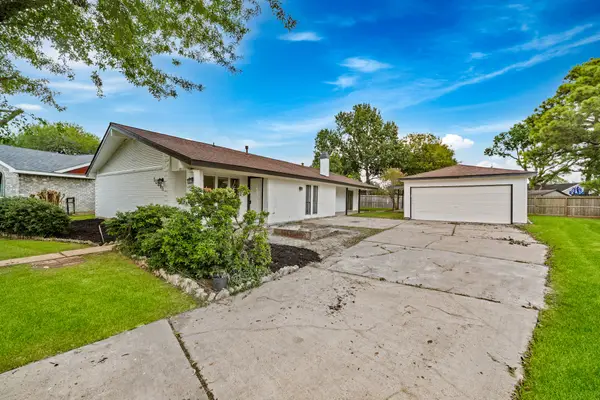 12315 Scarcella Lane, Meadows Place, TX 77477