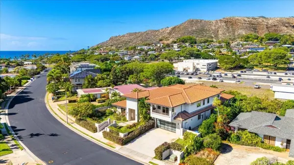 4218 Kaimanahila Street, Honolulu, HI 96816