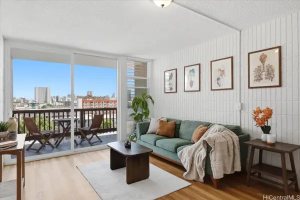 1524 Pensacola Street #304, Honolulu, HI 96822
