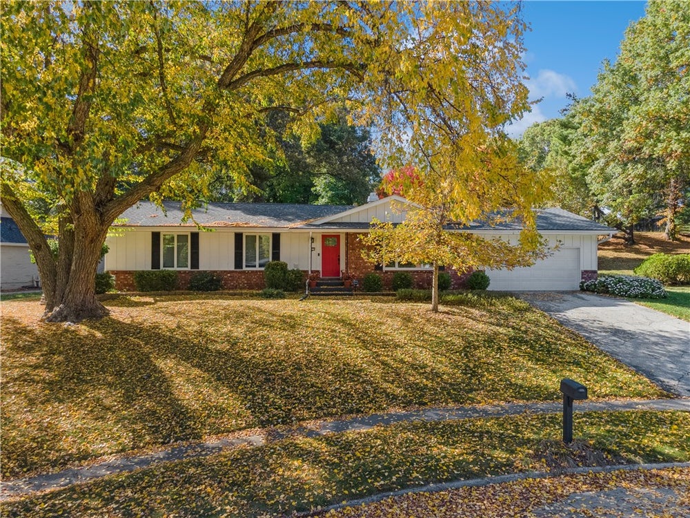 1911 Willowmere Drive, Des Moines, IA 50315 BHGRE