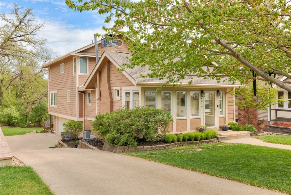 4819 Harwood Drive, Des Moines, IA 50312 BHGRE