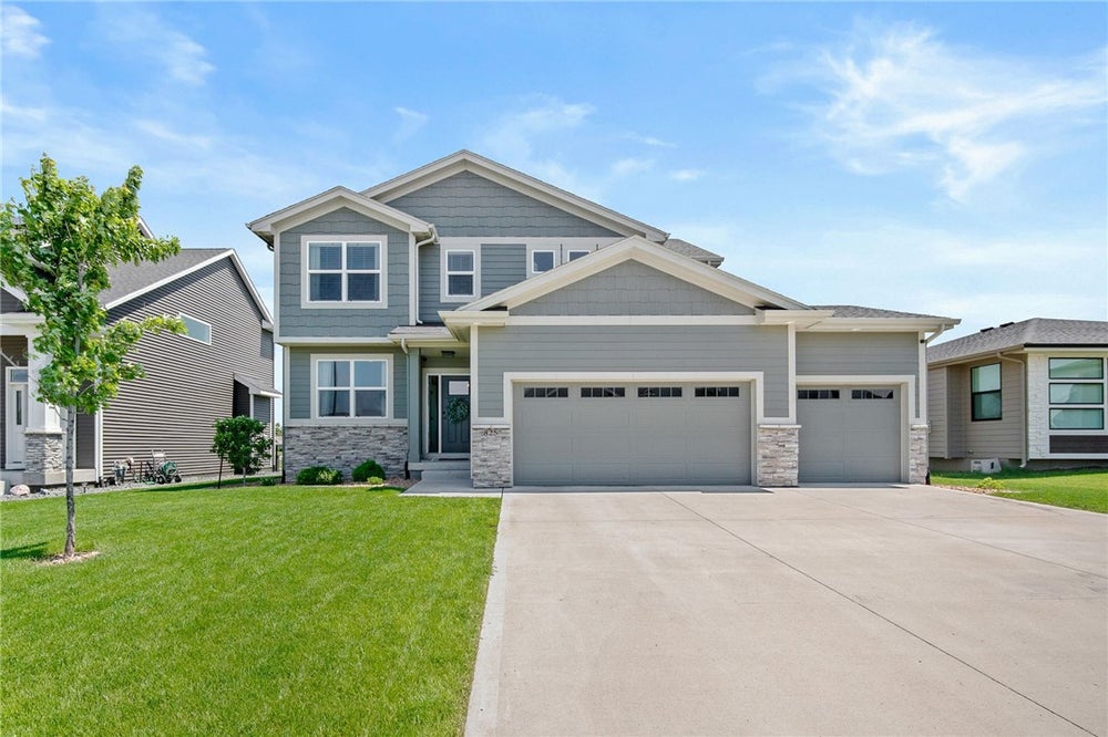 825 8th Street, Waukee, IA 50263 - BHGRE