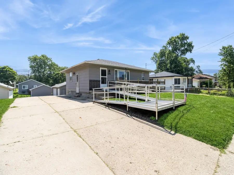 2409 E 41st Court Des Moines IA 50317 BHGRE