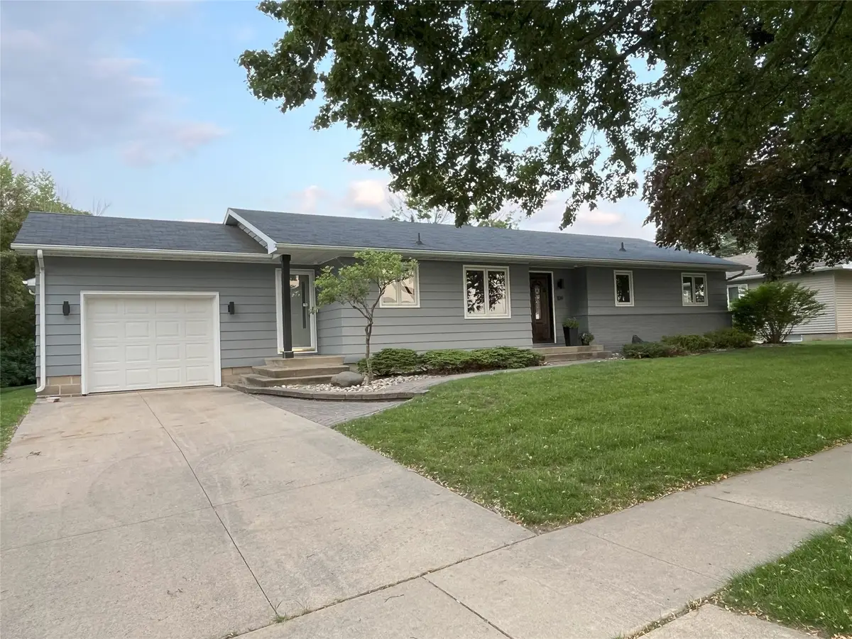 109 16th Street Sw, Waverly, IA 50677 - Image #1