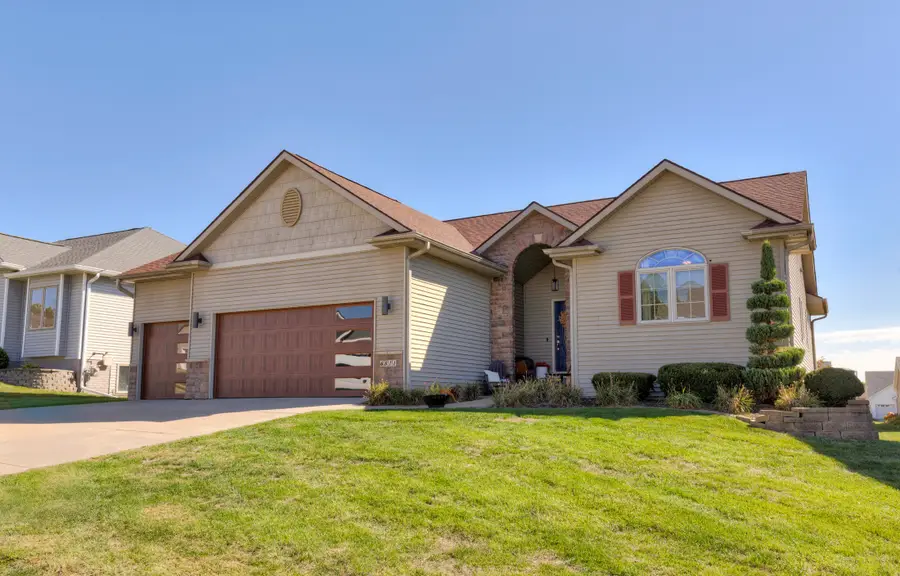 6811 Mark Twain Court, Johnston, IA 50131 - Image #2