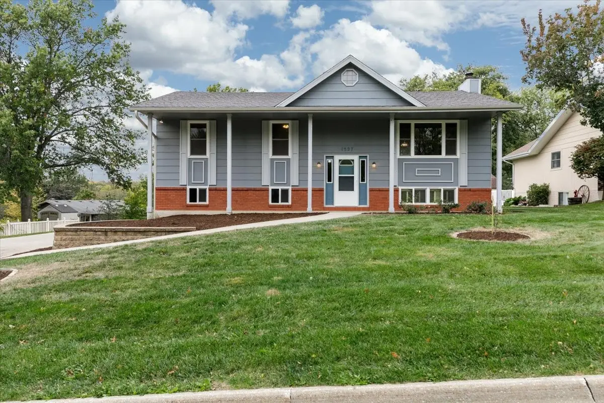 1527 Pleasant Drive, Pella, IA 50219 - Image #1