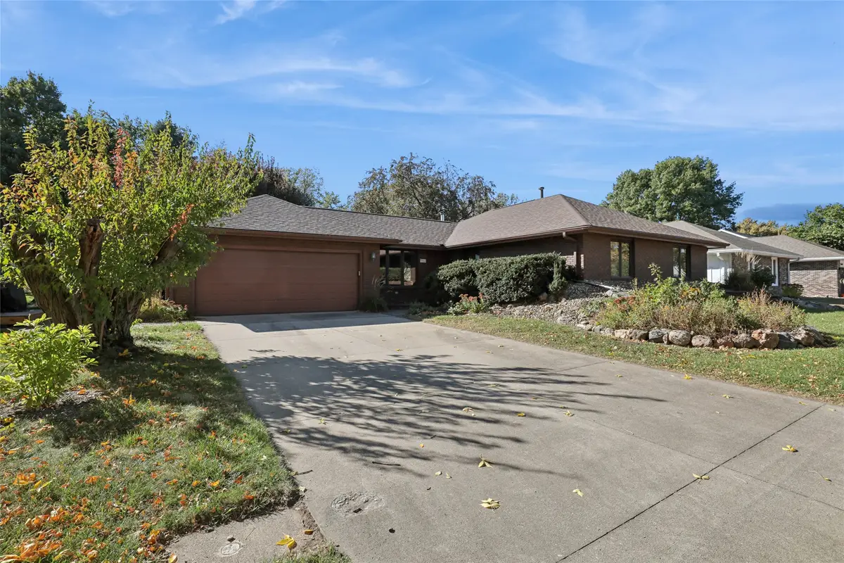 5670 Lakepoint Circle, Johnston, IA 50131 - Image #1