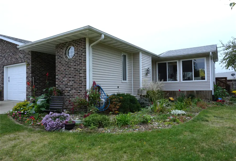 324 S 10th Avenue, Winterset, IA 50273 - Image #2