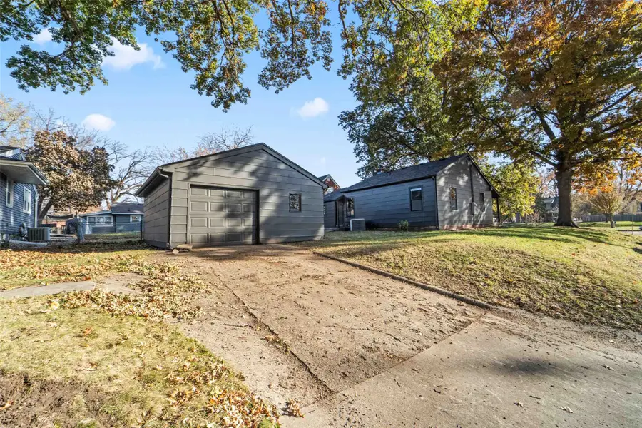 5327 Urbandale Avenue, Des Moines, IA 50310 - Image #2