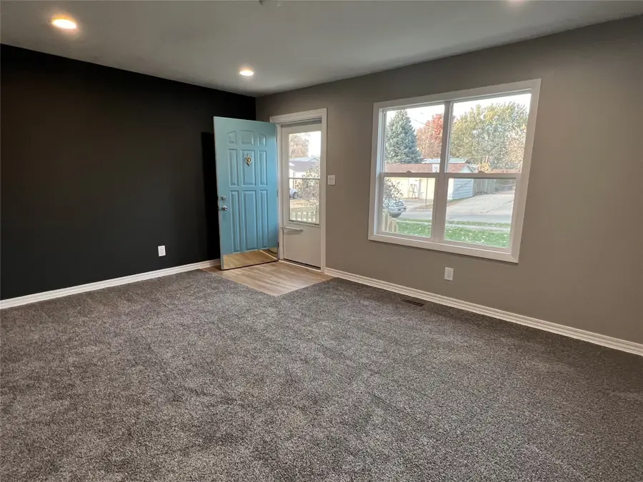 2105 S 5th Avenue E, Newton, IA 50208 - Image #2