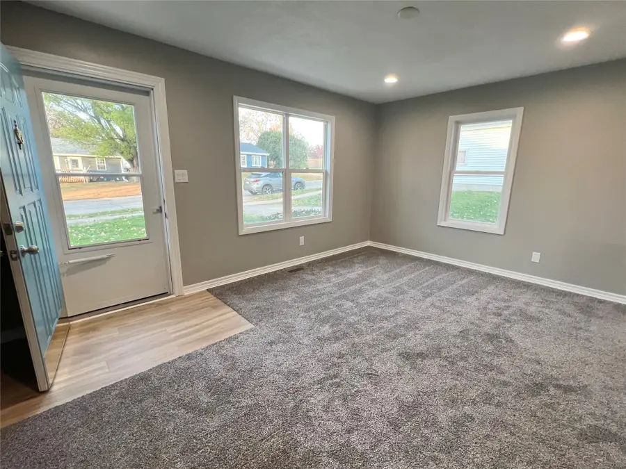 2105 S 5th Avenue E, Newton, IA 50208 - Image #3