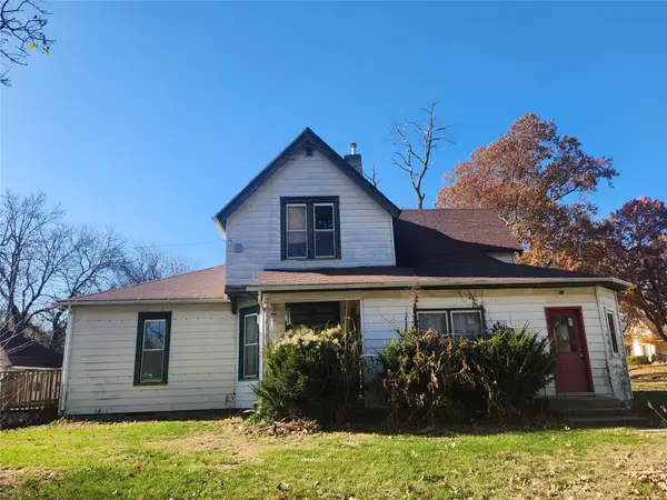 102 W Montgomery Street, Knoxville, IA 50138