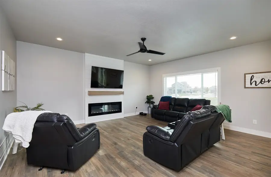 16200 Springbrook Trail, Urbandale, IA 50323 - Image #3