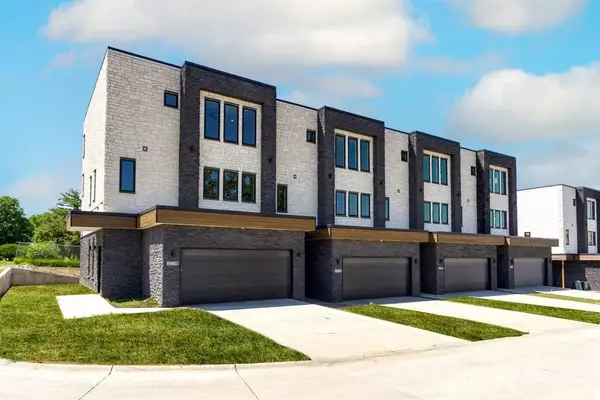 2726 Fleur Drive #17, Des Moines, IA 50321