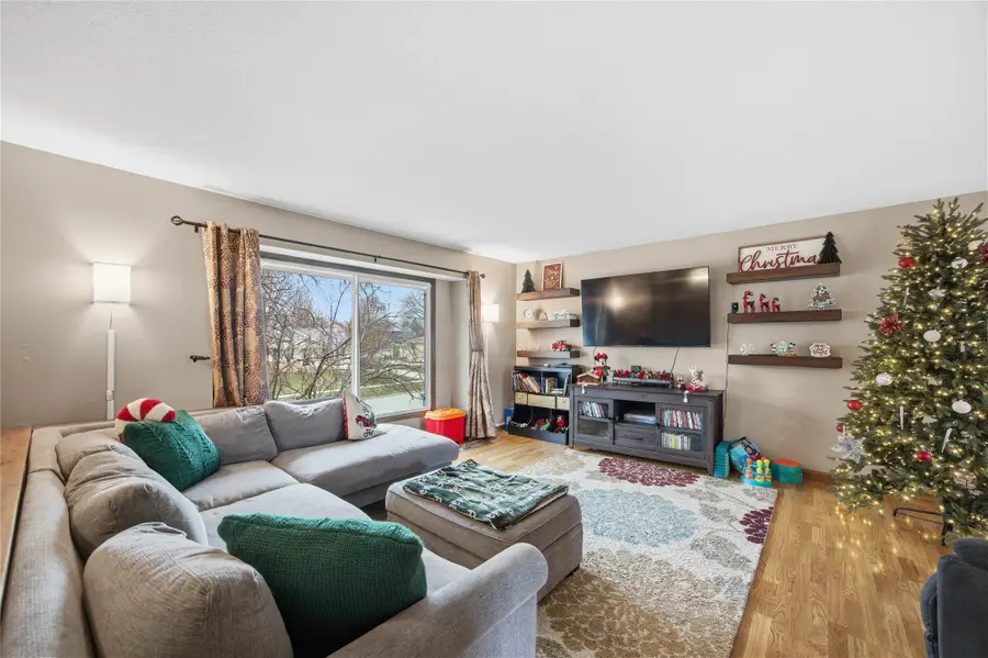 814 SE Uehlamar Drive, Ankeny, IA 50021 - Image #2