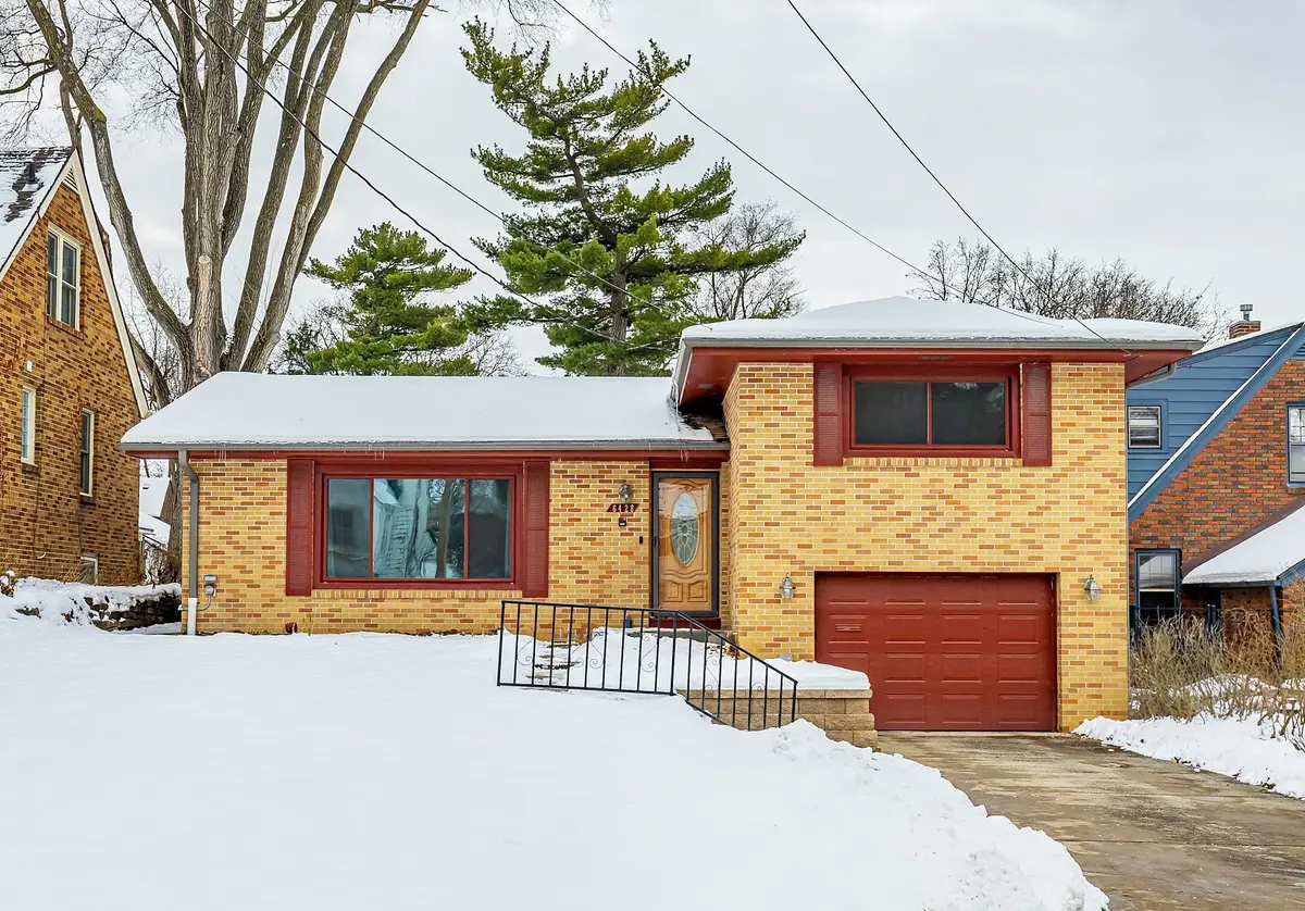 6428 Elmcrest Drive, Windsor Heights, IA 50324 - Image #1