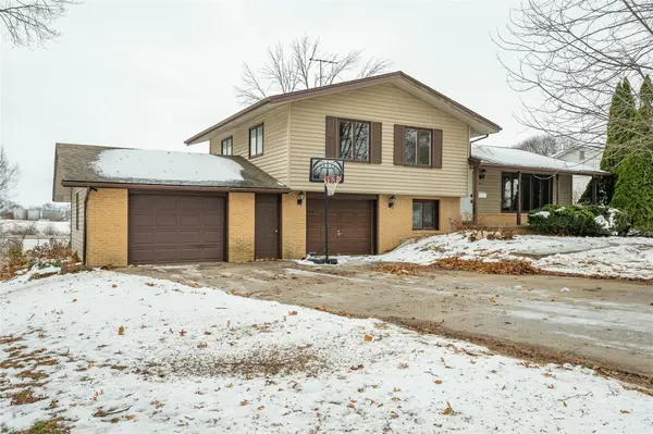 1215 S 16th Avenue W, Newton, IA 50208