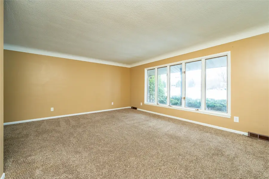 1215 S 16th Avenue W, Newton, IA 50208 - Image #2