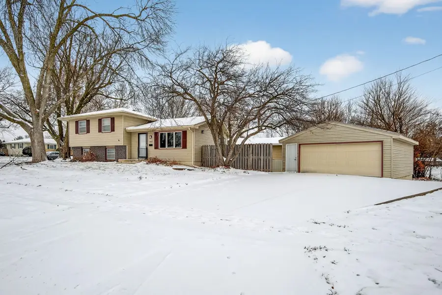 402 SE Peterson Drive, Ankeny, IA 50021 - Image #2