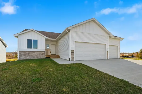 718 Plainside Avenue, Norwalk, IA 50211