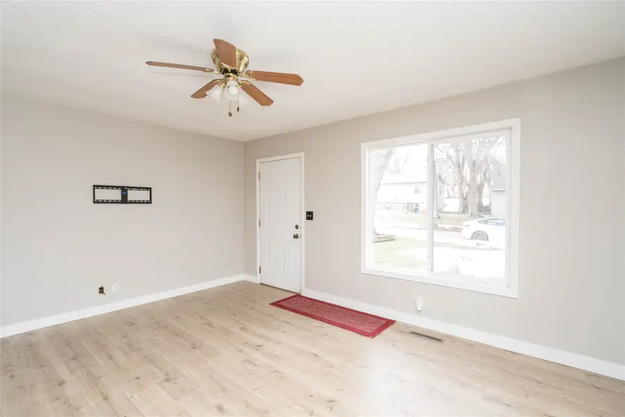 600 E 26th Street S, Newton, IA 50208 - Image #2