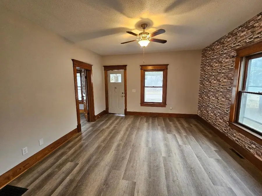 323 N 3rd Street, Seymour, IA 52590 - Image #3