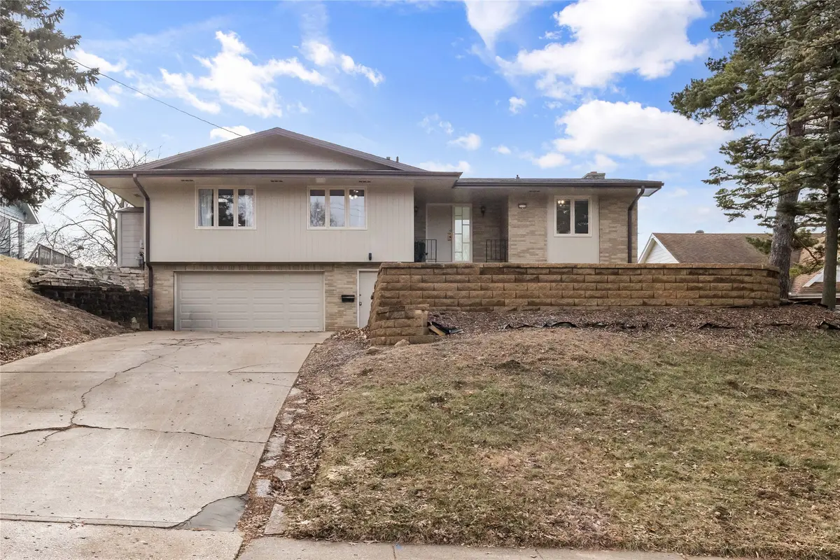 2555 Hull Avenue, Des Moines, IA 50317 - Image #1