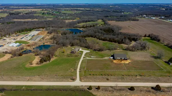 19075 Jewell Drive, Earlham, IA 50072