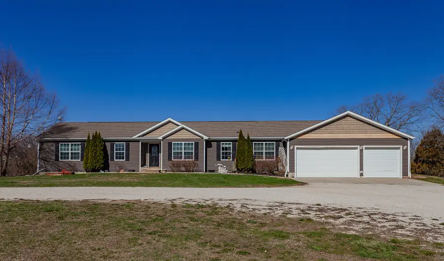 19075 Jewell Drive, Earlham, IA 50072 - Image #2