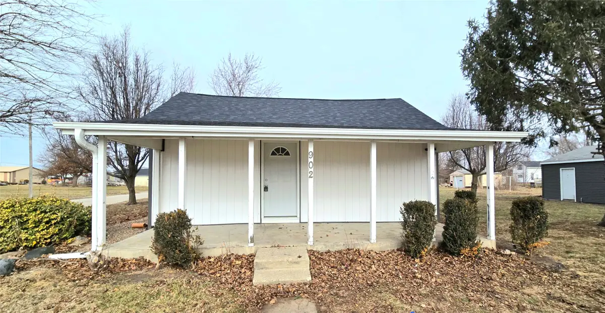 902 N 10th Avenue E, Newton, IA 50208 - Image #1