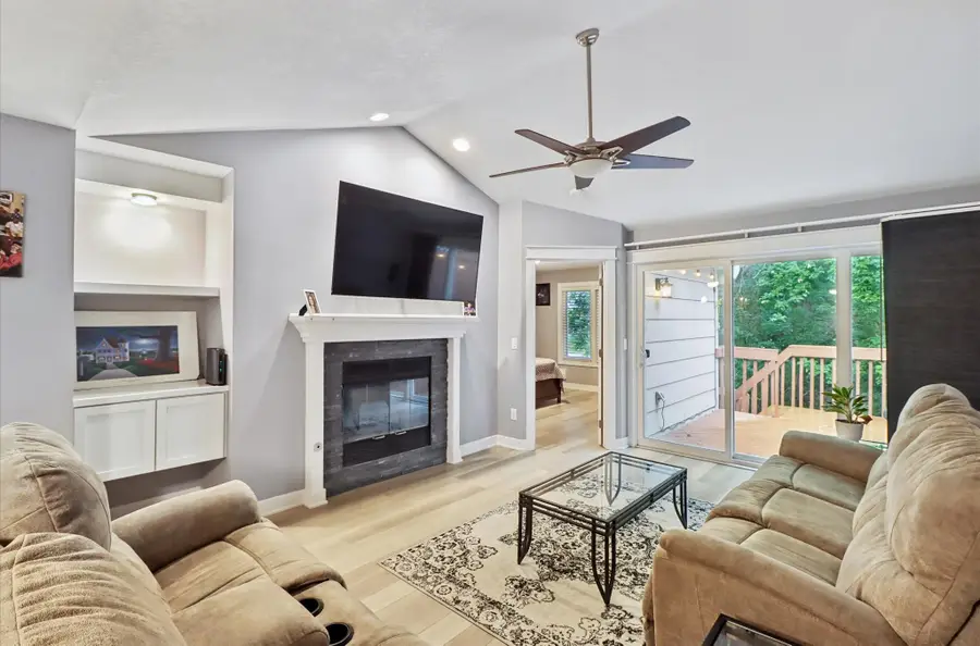 8106 Dellwood Drive, Urbandale, IA 50322 - Image #2