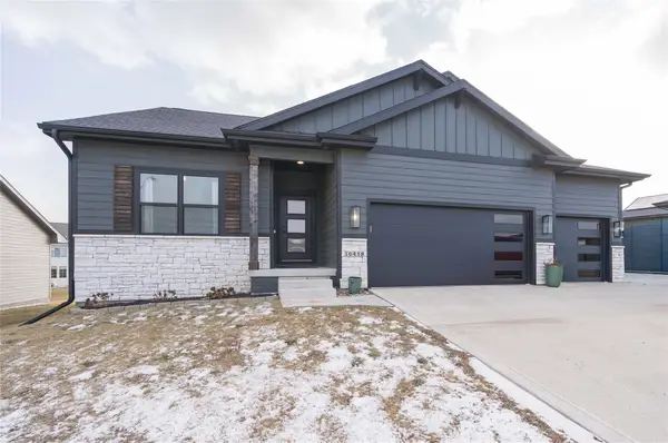 16418 Northpark Drive, Urbandale, IA 50323