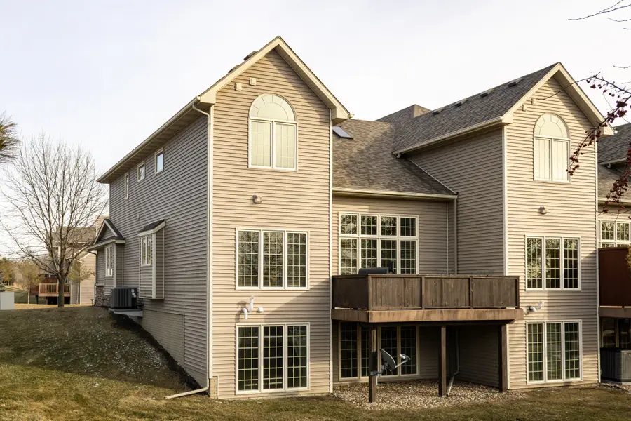 14116 Ridgemont Drive, Urbandale, IA 50323 - Image #2