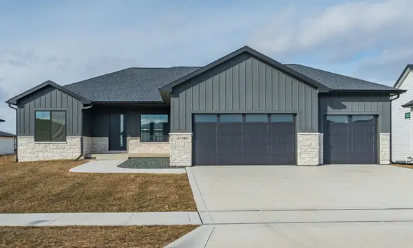 17981 Hammontree Circle, Clive, IA 50325