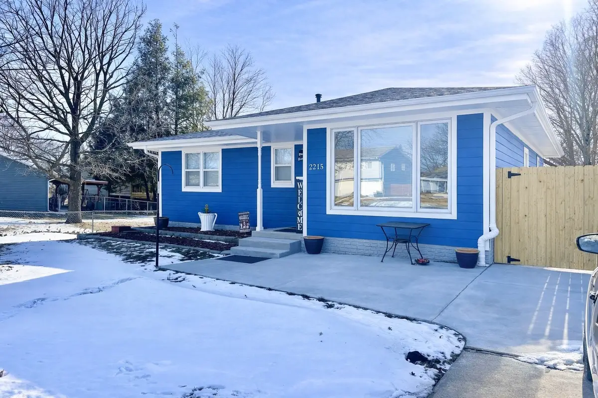 2215 N 5th Avenue E, Newton, IA 50208 - Image #1