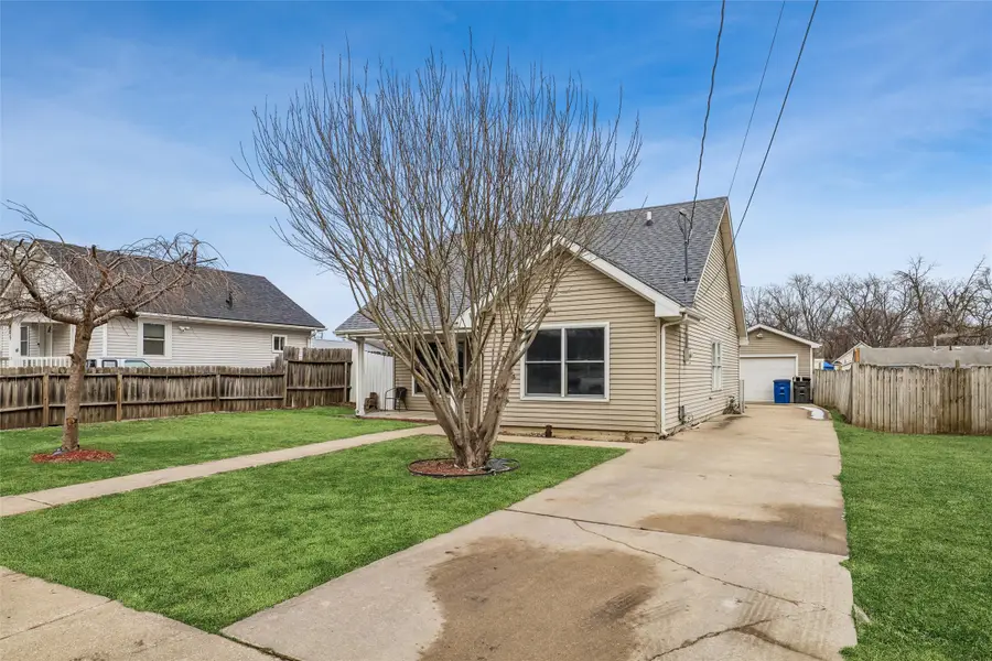 903 E 27th Court, Des Moines, IA 50317 - #2