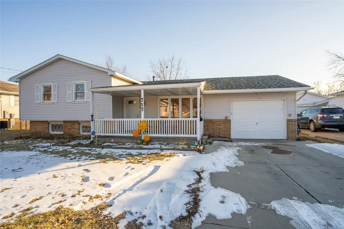 717 S 5th Avenue E, Newton, IA 50208 - Image #1