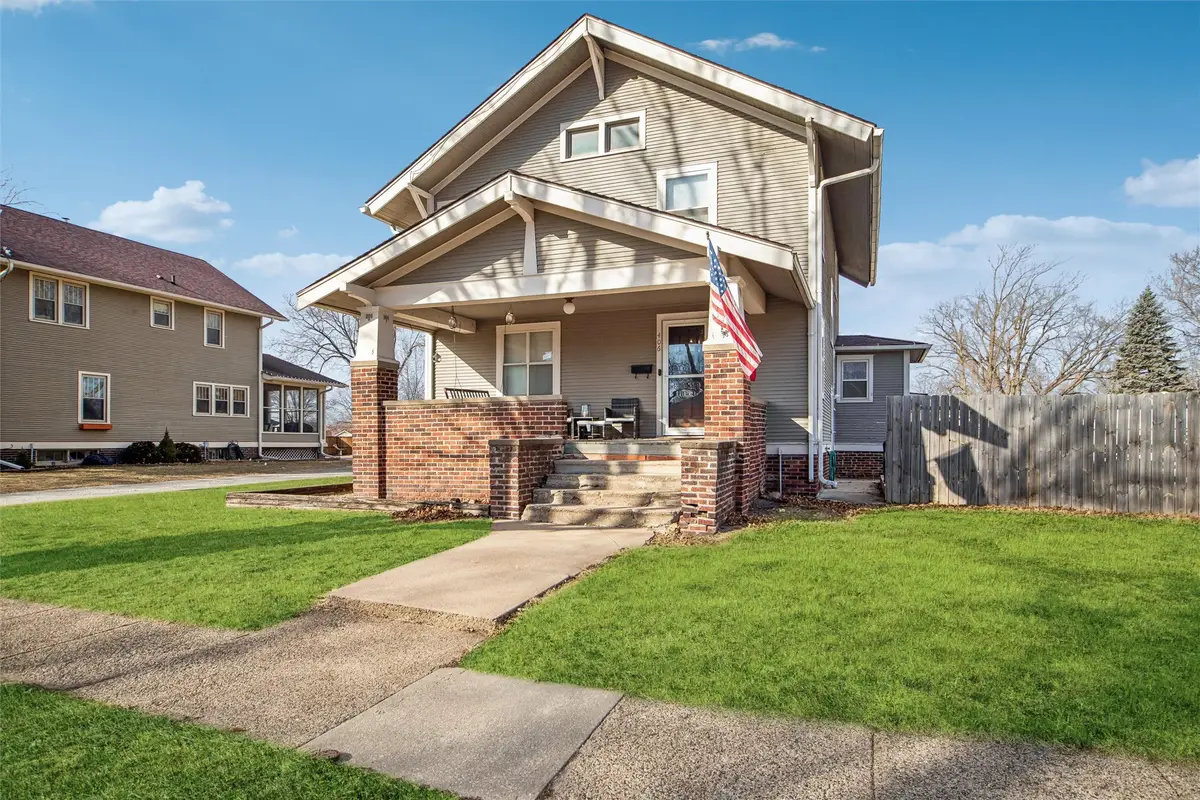 406 E 1st Avenue, Indianola, IA 50125 - #1