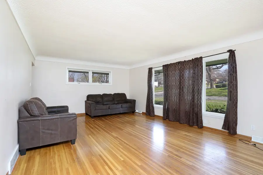 7422 Oak Brook Drive, Urbandale, IA 50322 - #2