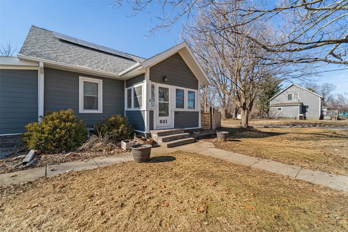 601 E 9th Street S, Newton, IA 50208 - #1