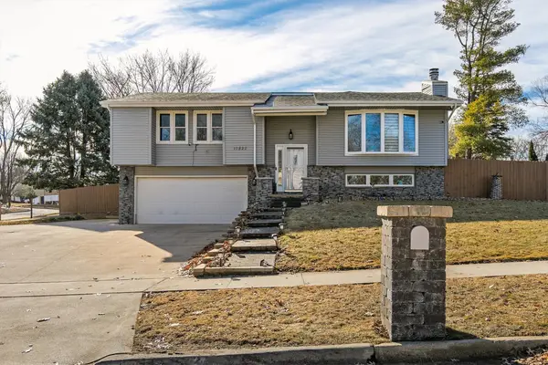 10822 Walnut Ridge Drive, Clive, IA 50325