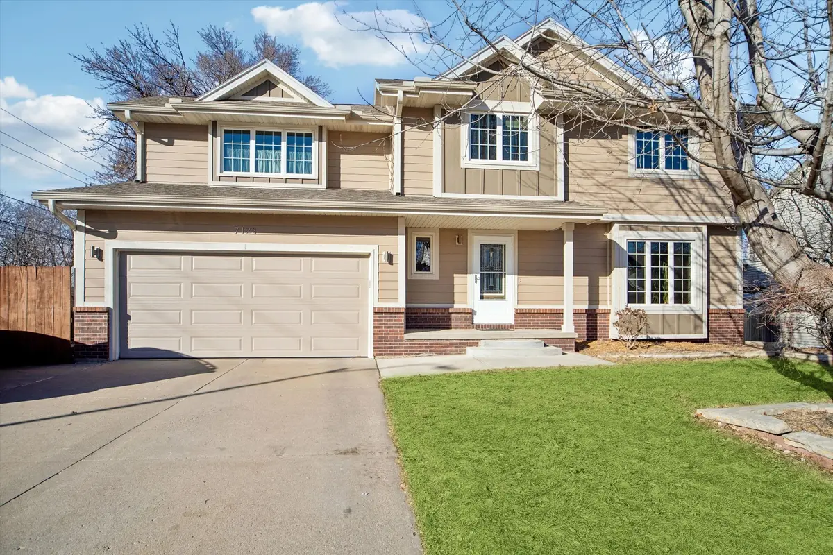 7123 N Valley Drive, Urbandale, IA 50322 - #1