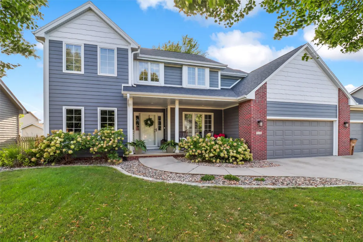 946 11th Avenue Se, Altoona, IA 50009 - #1