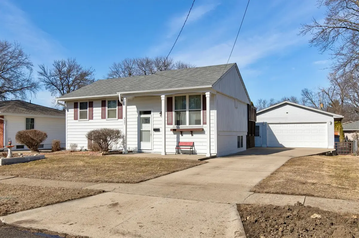 8401 Horton Avenue, Urbandale, IA 50322 - #1