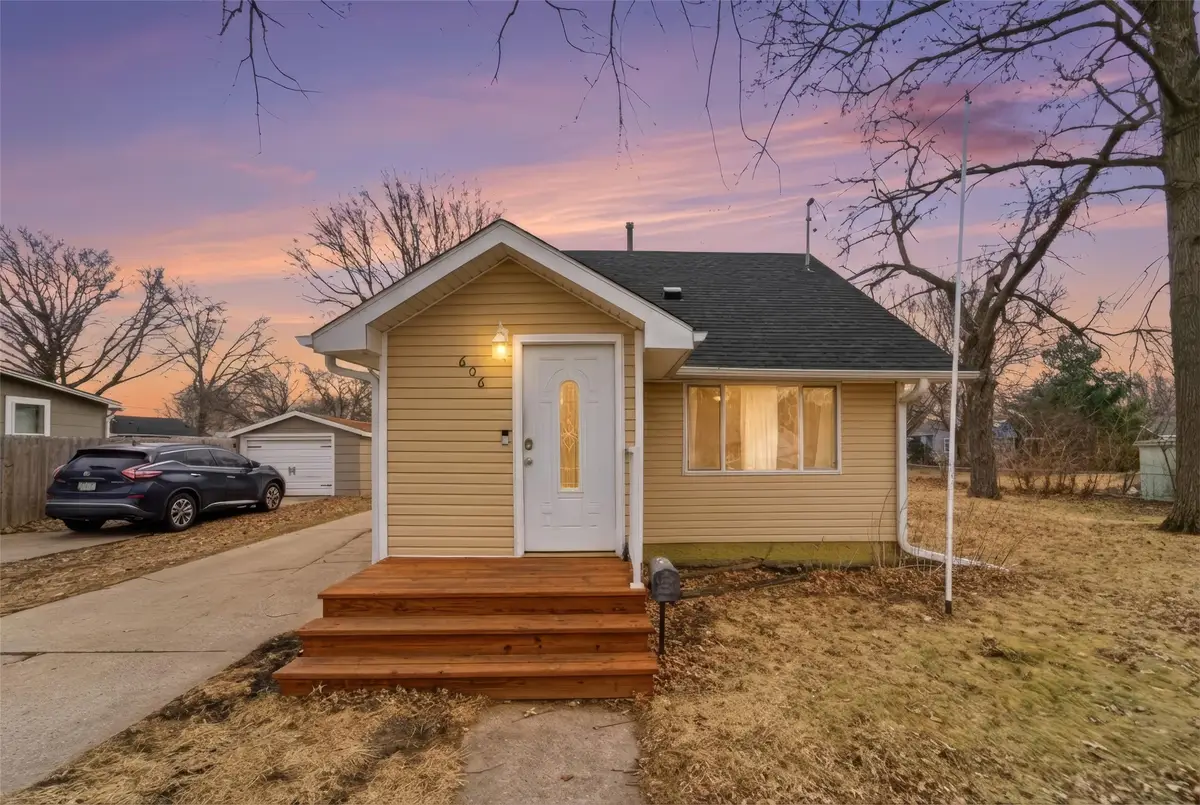 606 E 9th Street S, Newton, IA 50208 - #1