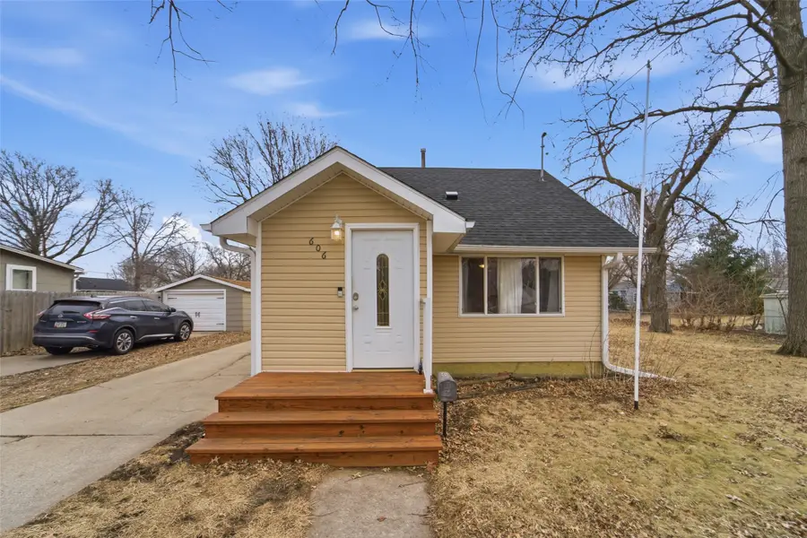 606 E 9th Street S, Newton, IA 50208 - #2