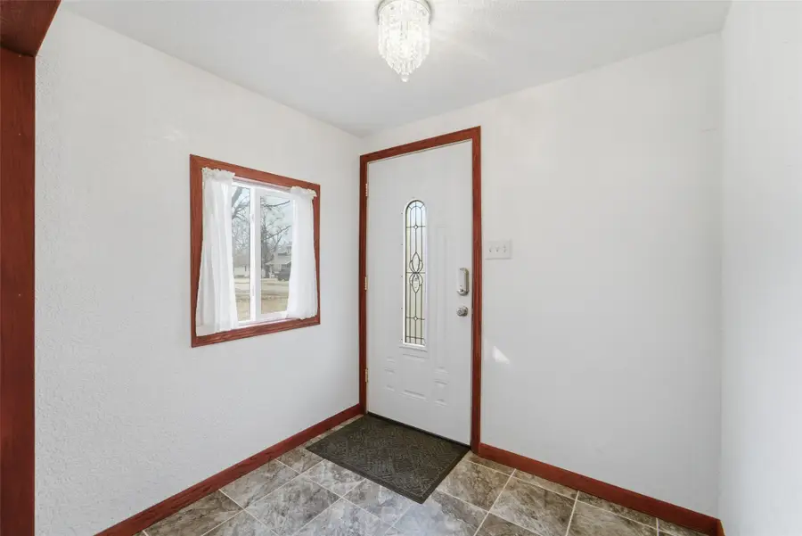 606 E 9th Street S, Newton, IA 50208 - #3