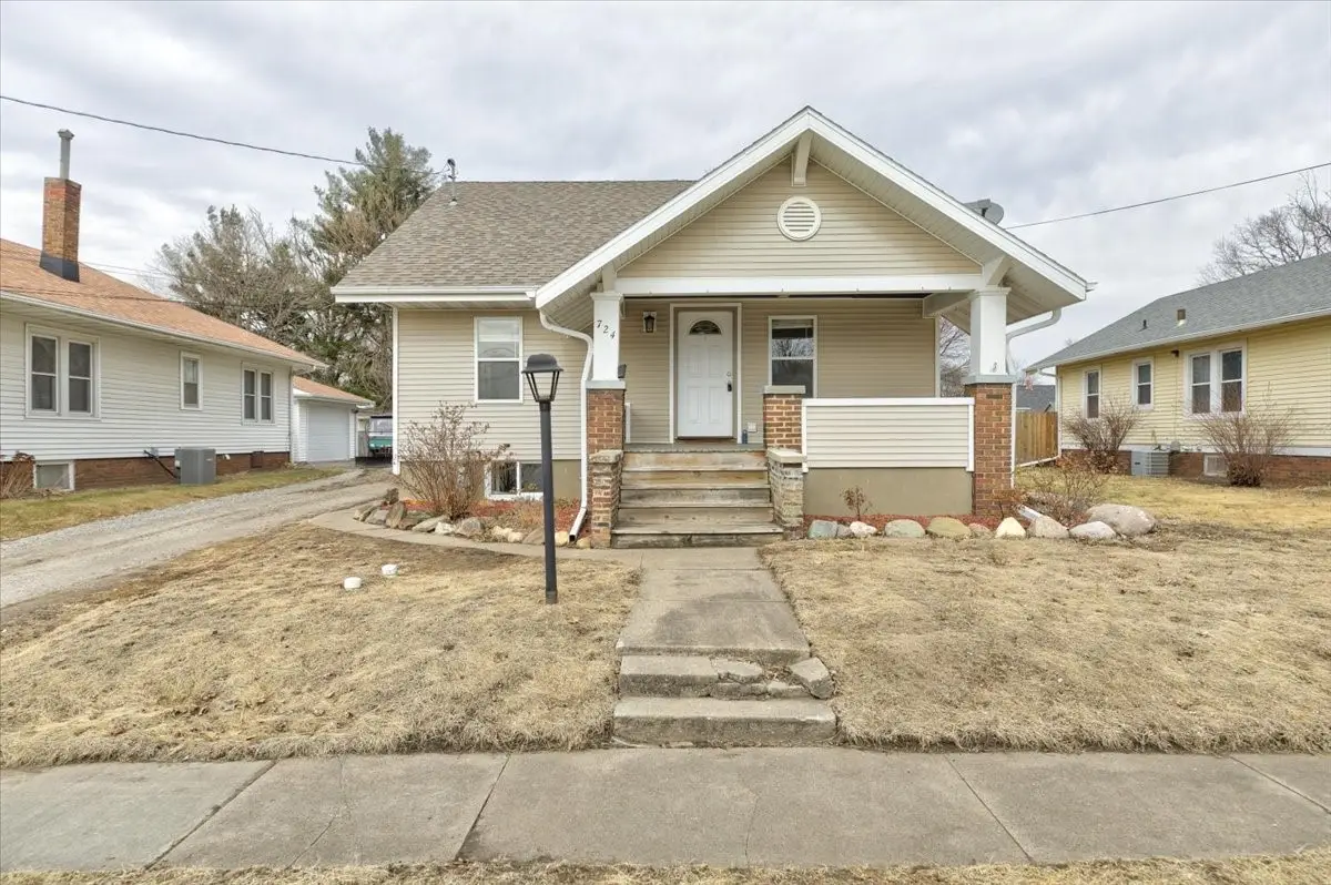 724 S 4th Avenue E, Newton, IA 50208 - #1